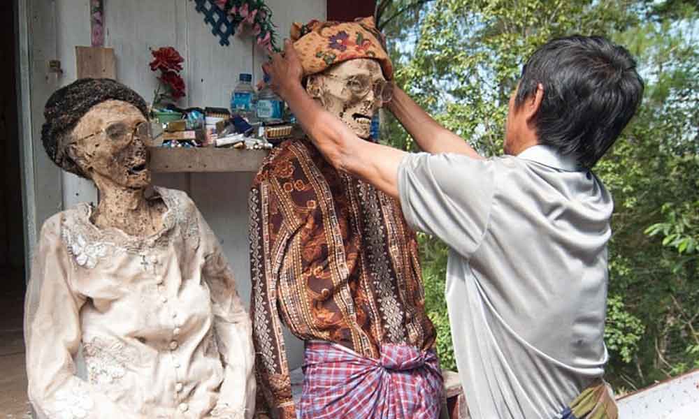 Ma'Nene: o ritual de desenterrar os mortos na Indonésia