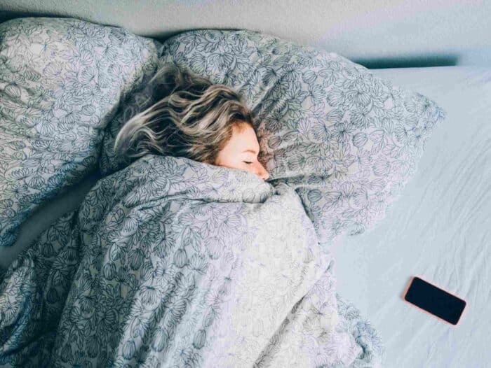 Conheça cinco benefícios incríveis de dormir do lado esquerdo do corpo