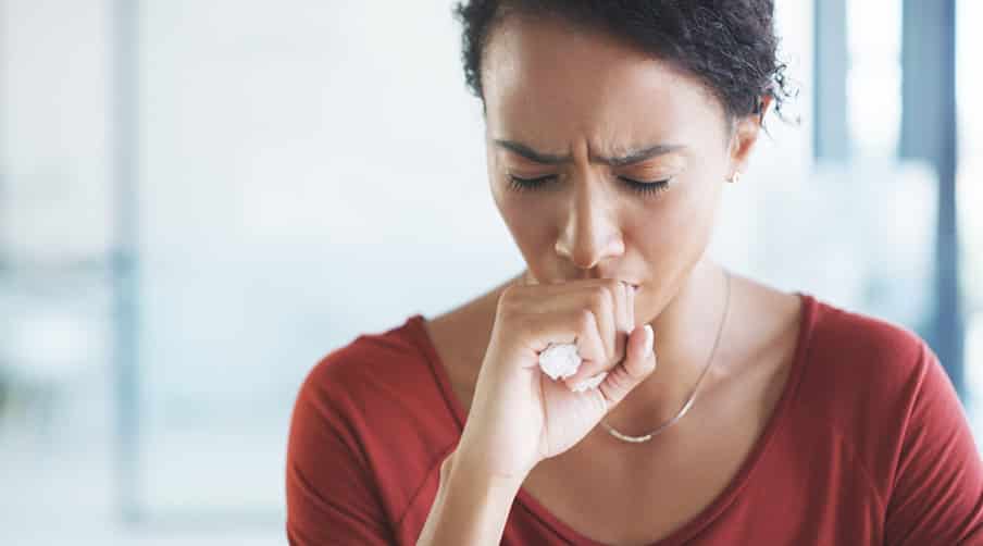 Fotografia de uma mulher com tosse
