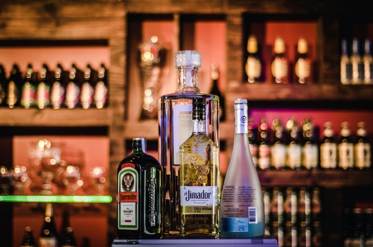 Bebidas alcoólicas em cima de um balcão de bar