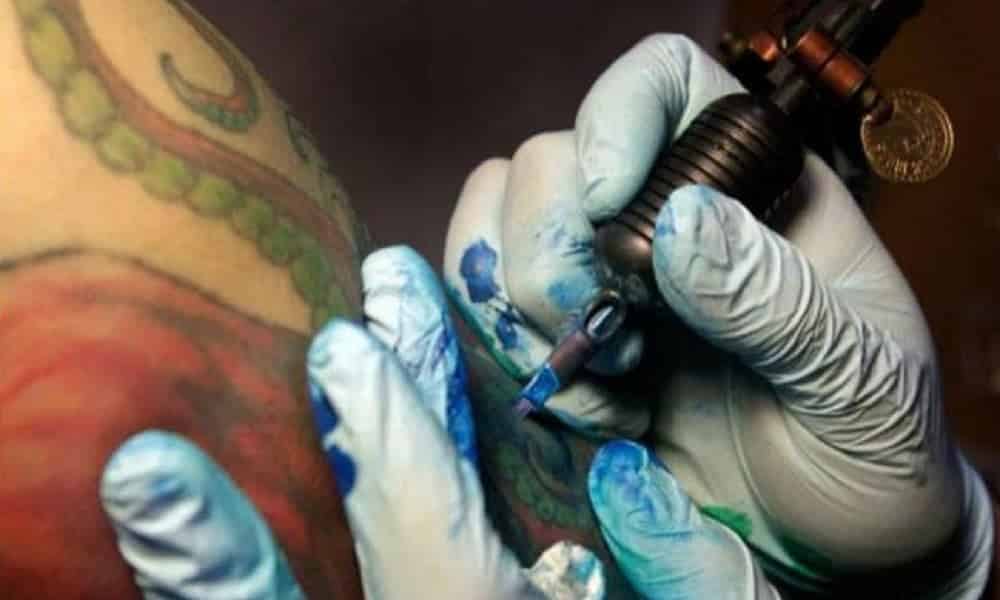 Tinta de tatuagem pode causar câncer, diz estudo