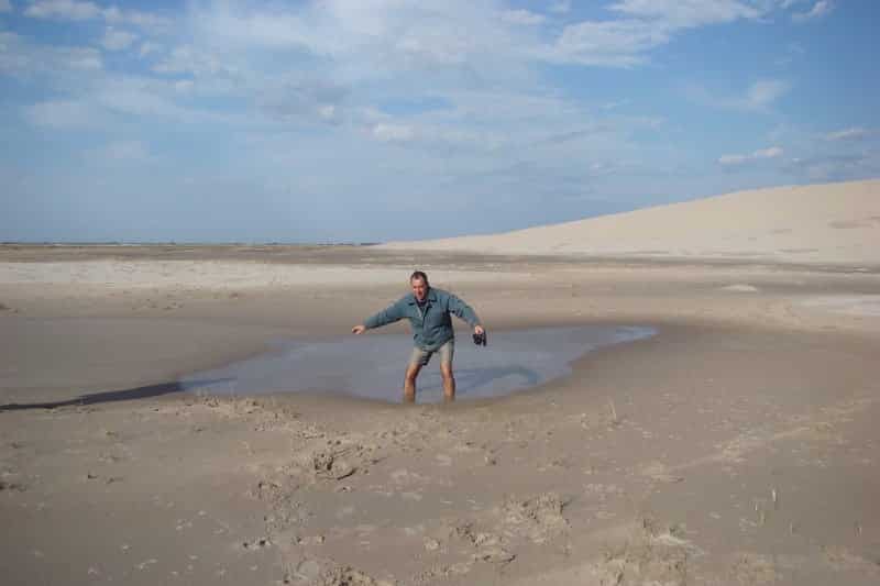 Caiu na areia movediça, quase foram os dois 