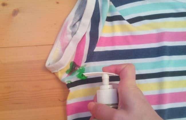7 dicas para tirar manchas de desodorante das roupas