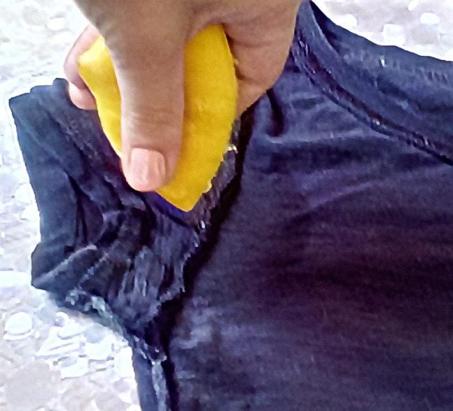 7 dicas para tirar manchas de desodorante das roupas