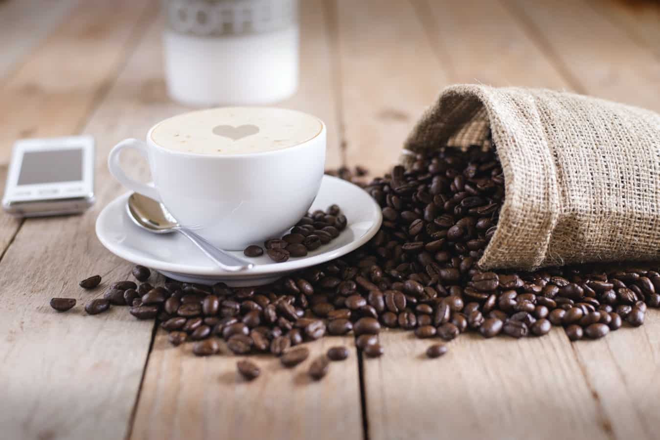 Como fazer café no coador ou na cafeteira