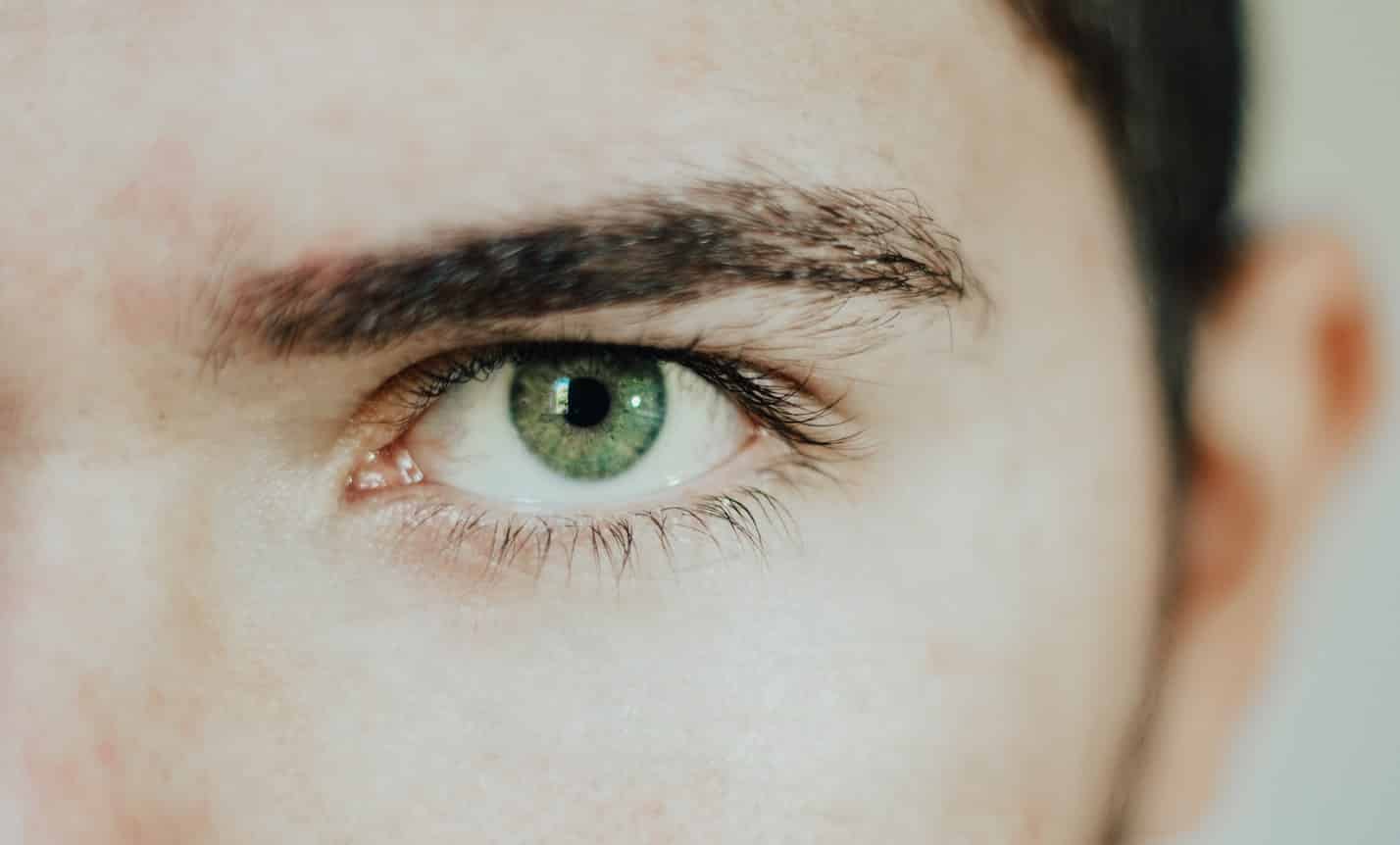 Olhos masculinos de cores diferentes