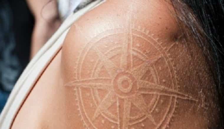 35 inspirações de tatuagens brancas para quem quer sair do óbvio