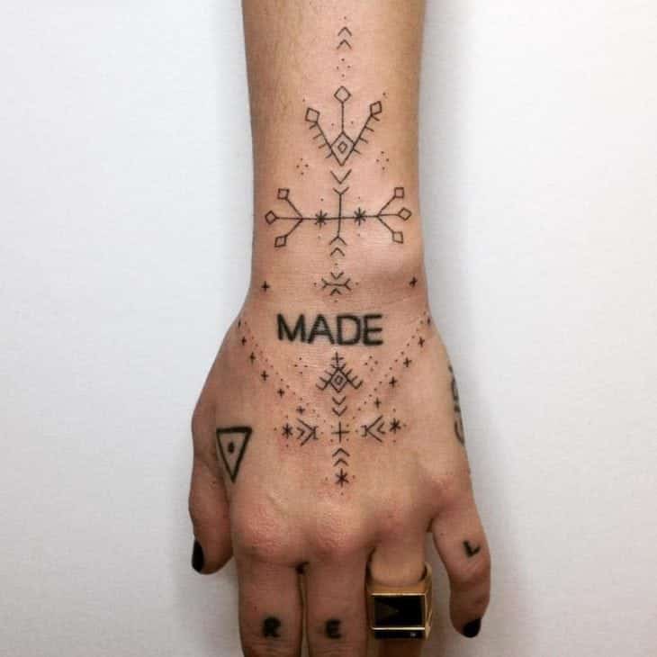 TATUAGEM NA MÃO MASCULINA: INSPIRAÇÕES e o que VOCÊ precisa saber!  #TattooMM 