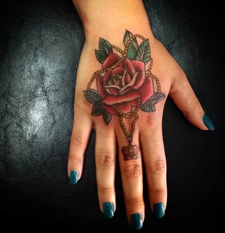 Tatuagem na mão feminina: 13 ideias para se inspirar! - Vamos Mamães