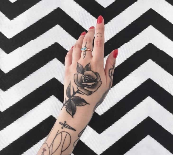 Tatuagem na mão feminina: 13 ideias para se inspirar! - Vamos Mamães