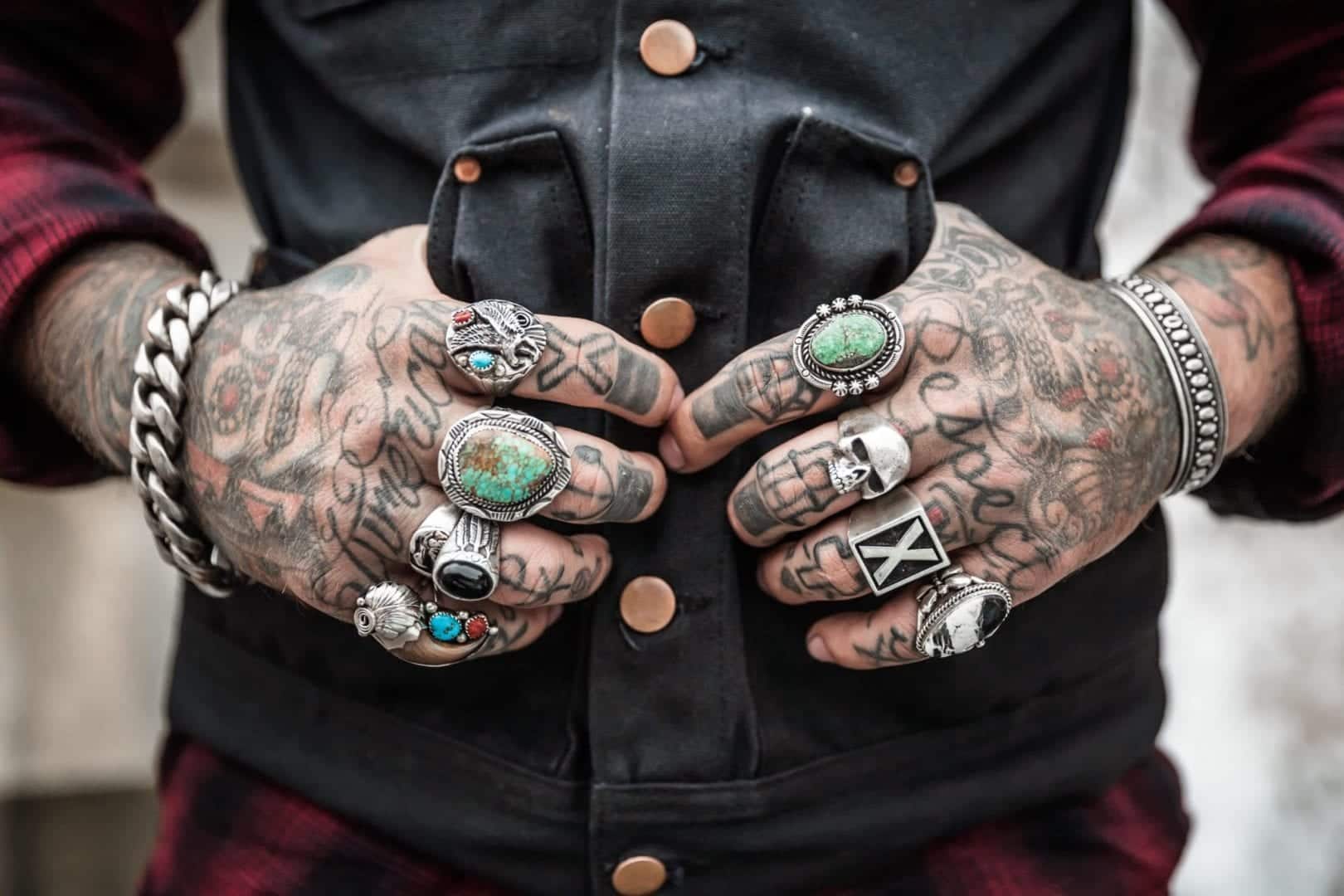 Um conjunto de tatuagens de mão hamsa.