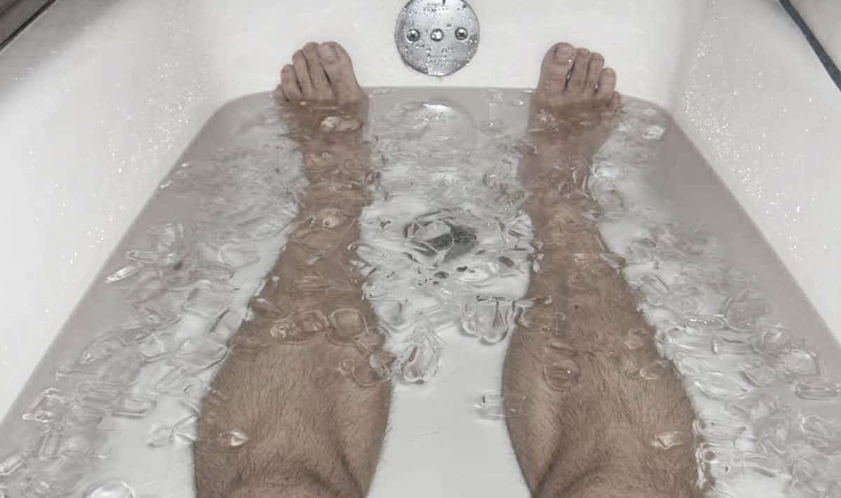 Руки после ванны. Мужские ноги в ванне. Ванна для ног. Ножки в ванной. Ванна с водой.