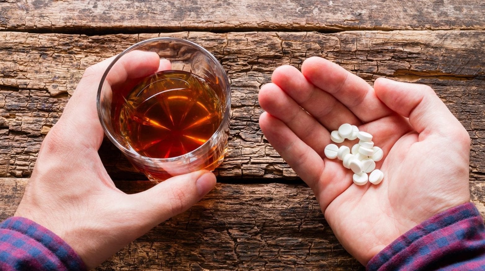 O que acontece se você misturar remédio e álcool?