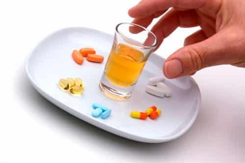 O que acontece se você misturar remédio e álcool?