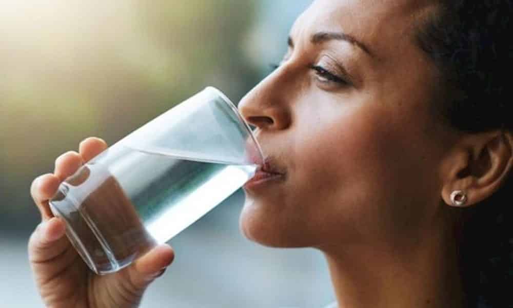 O que pode acontecer com seu corpo se você beber muita água?