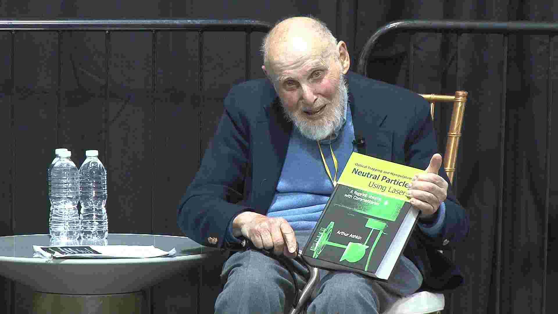 96 anos, esse é o ganhador do premio Nobel mais velho da história