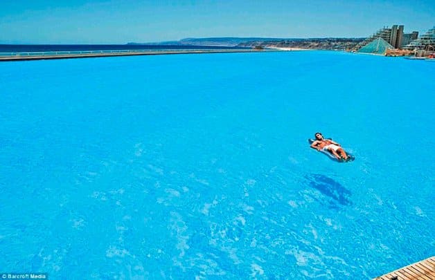 Conheça a maior piscina do mundo que ocupa 8 hectares e fica no Chile