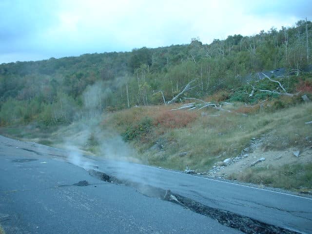 Foto de Centralia com fumaça saindo de dentro do asfalto