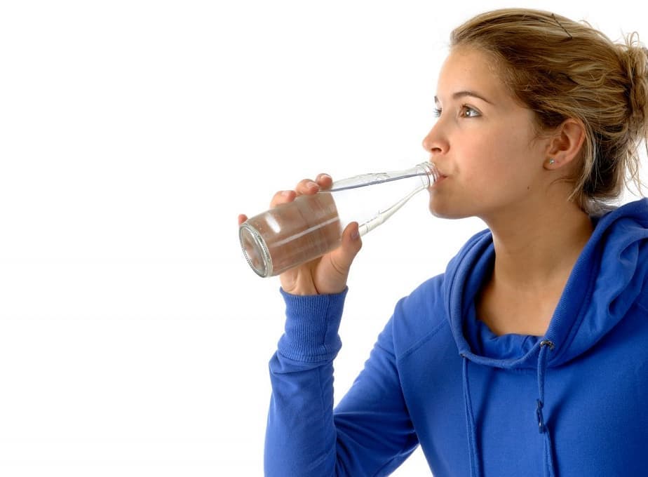 Quer motivos para aprender a beber água? Então toma 14 pra você