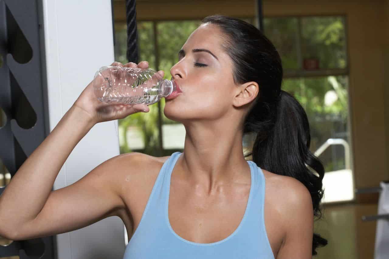 Quer motivos para aprender a beber água? Então toma 14 pra você