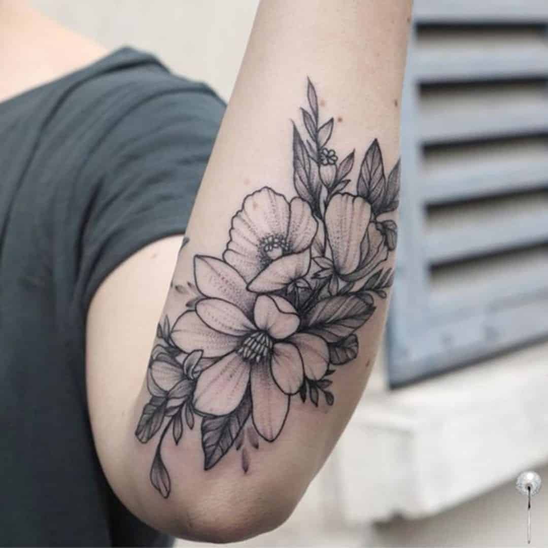 Mestres em tatuar - 27 tatuadores de flores em blackwork e fineline