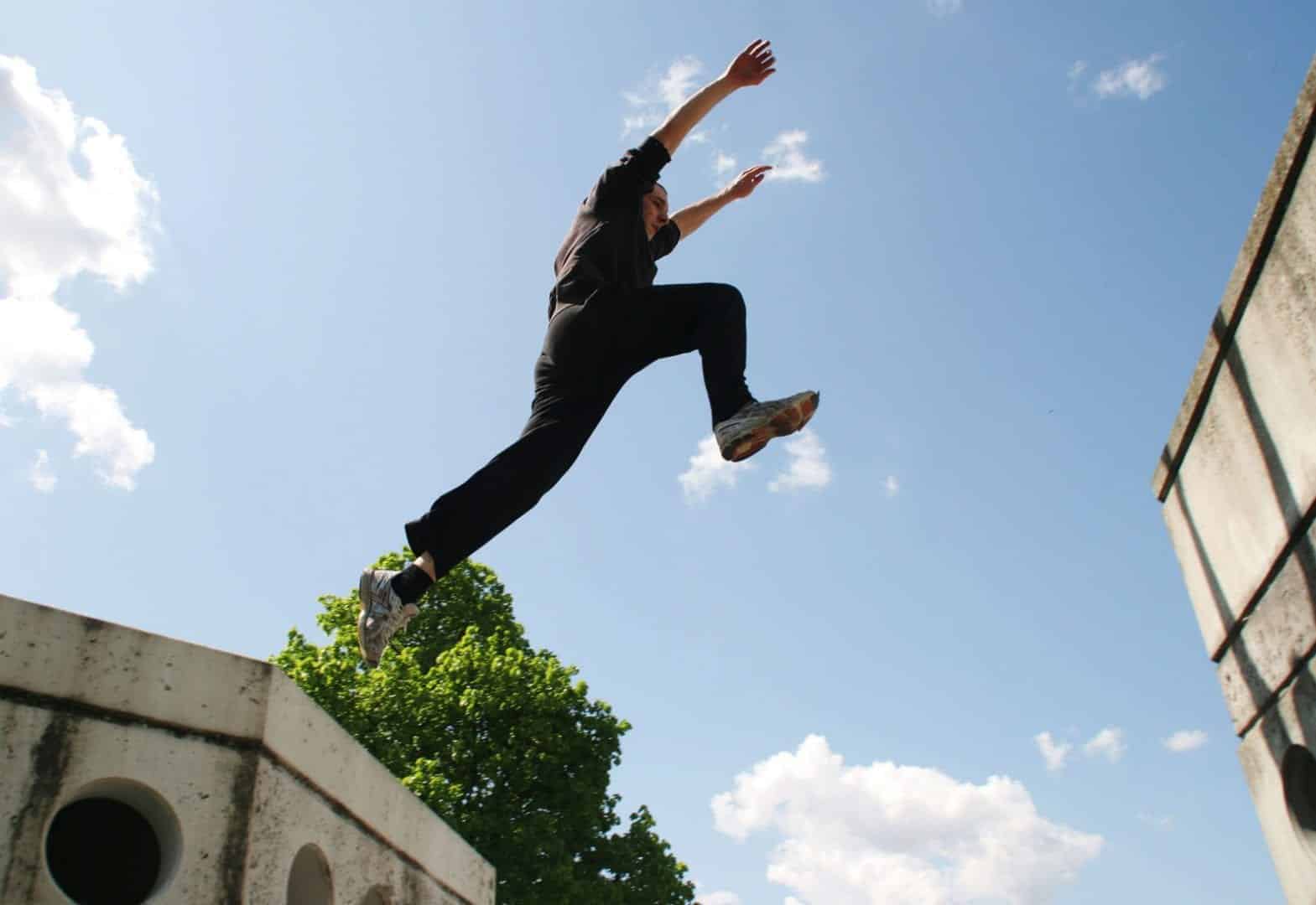 As Pessoas Parkour Ao Ar Livre Fazem Saltos De Trás Da Parede De 4