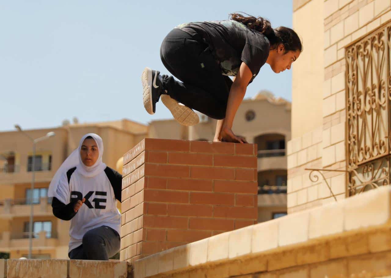 As Pessoas Parkour Ao Ar Livre Fazem Saltos De Trás Da Parede De 4