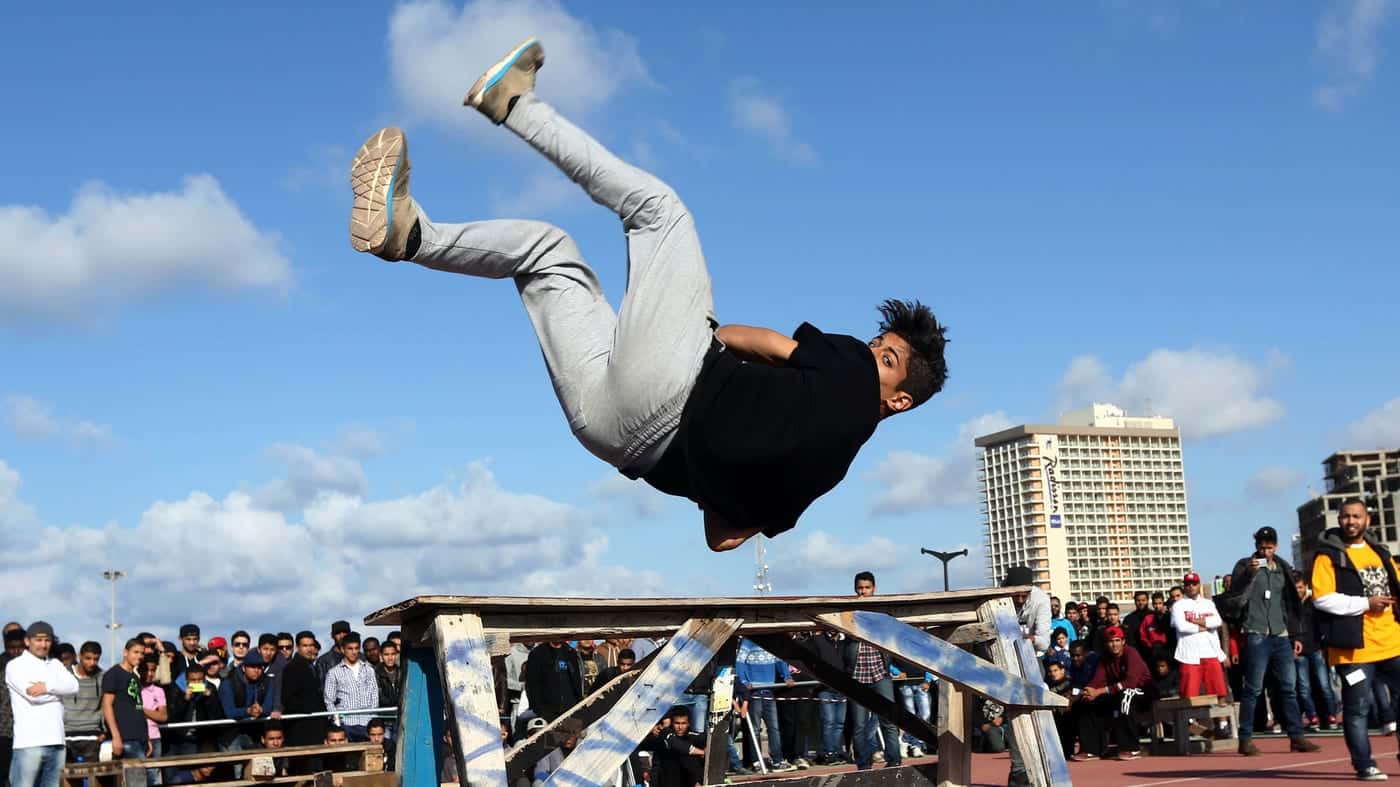 As Pessoas Parkour Ao Ar Livre Fazem Saltos De Trás Da Parede De 4