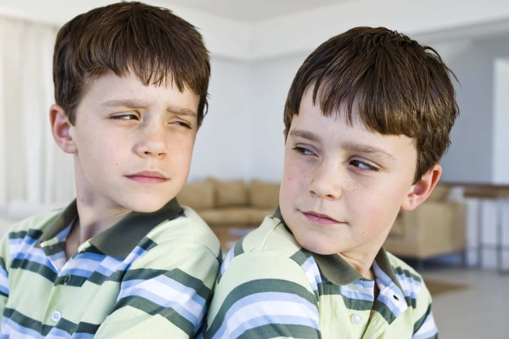 Esses dois primos parecem mais irmãos gêmeos são idênticos maravilhosos