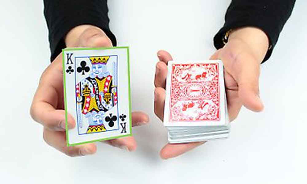 Mágicas com baralho: 13 truques para impressionar os amigos