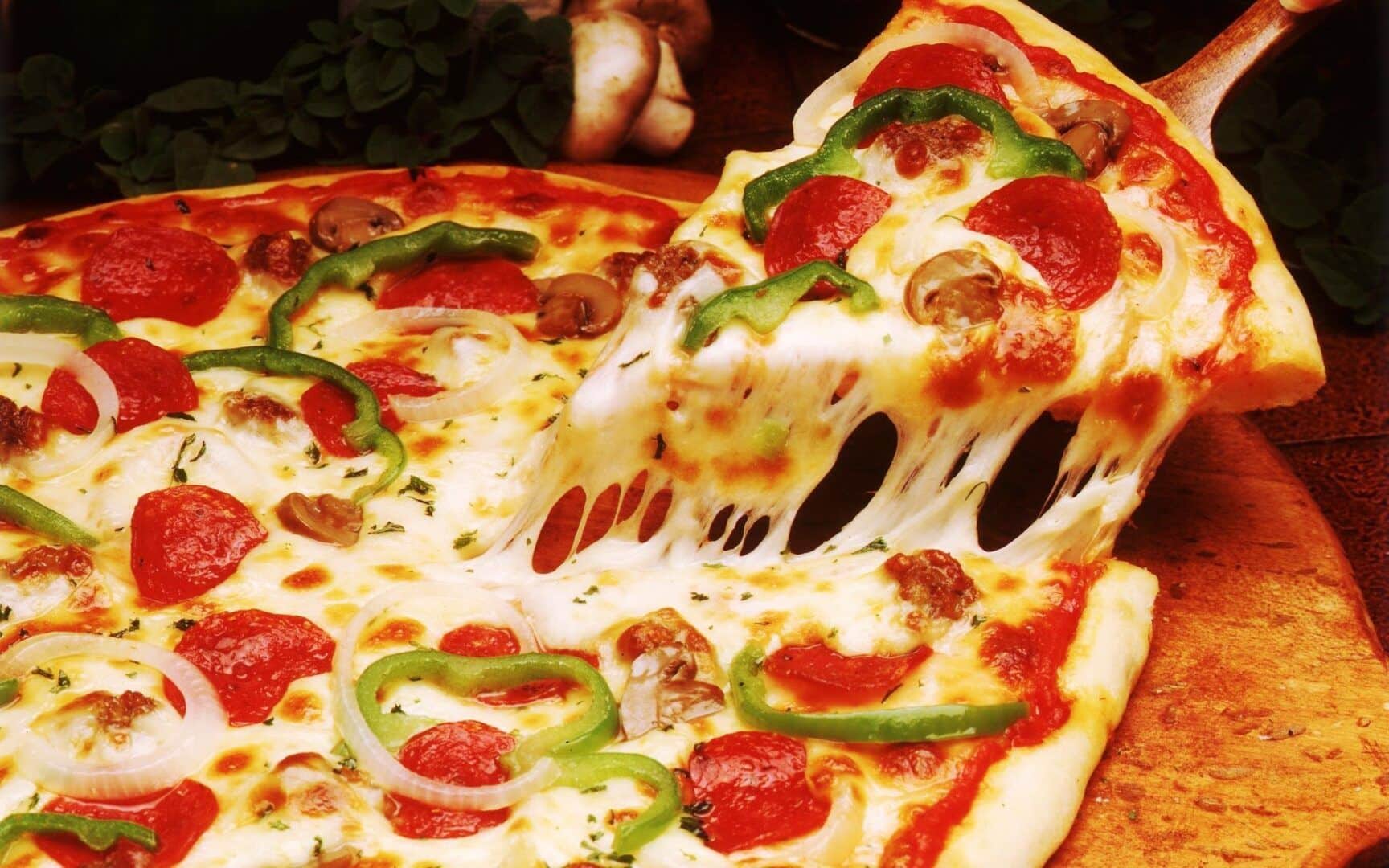 Apresentamos a Pizza Siciliana, uma explosão de sabores no cardápio  Brasiliana 🍕💚💛 O molho de tomate especial é a base perfeita para…