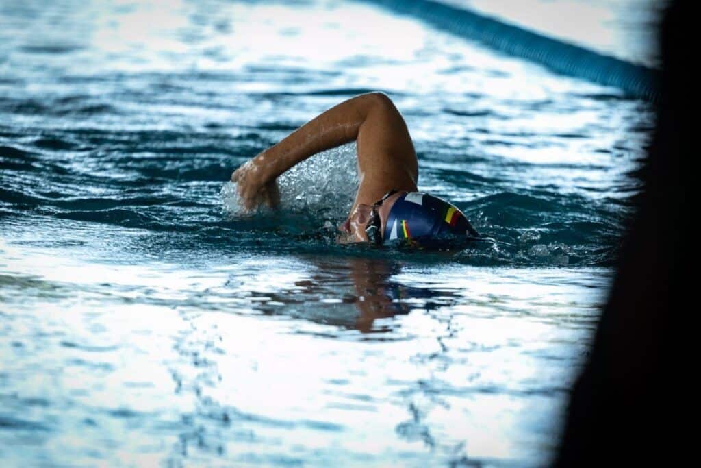 Descubra como nadar na piscina sem qualquer receio