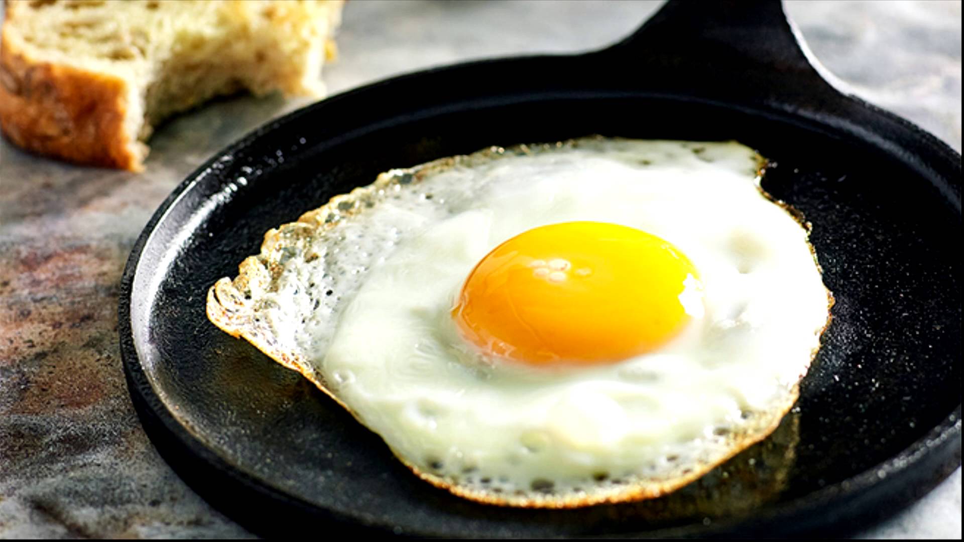 Você sabe quantas calorias tem um ovo frito com essa quantidade de óle, Fried Eggs