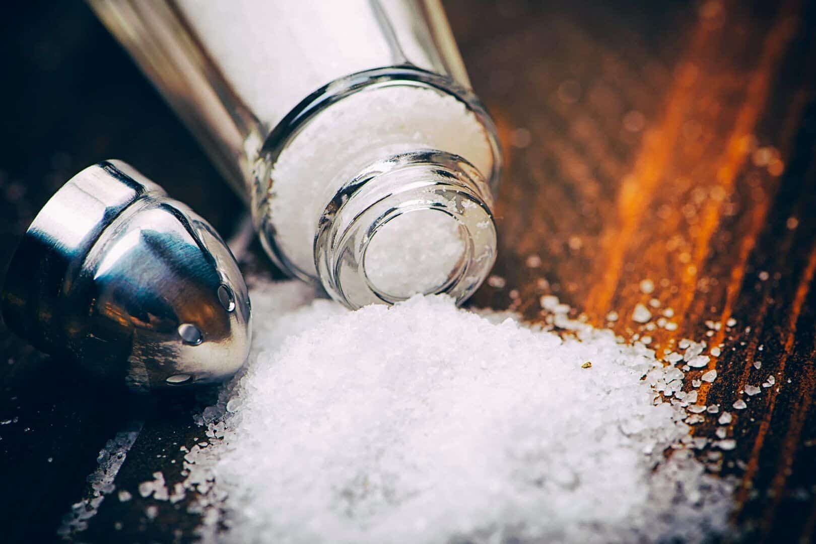 Comer muito sal - quais os efeitos e como reduzir os danos à saúde