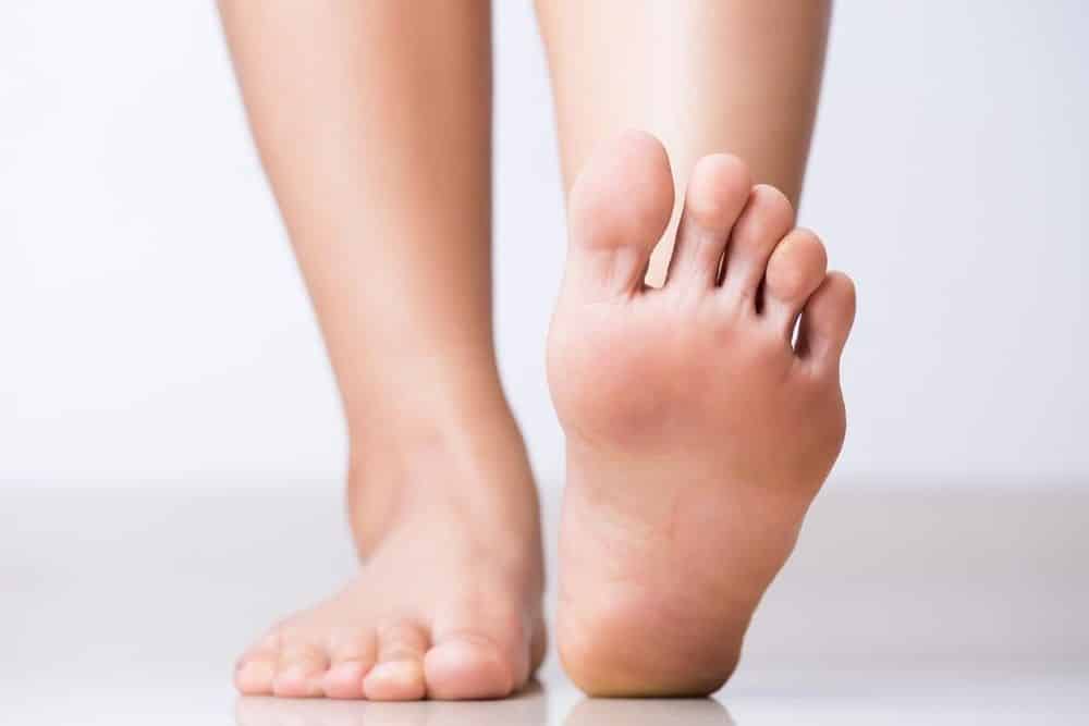 Dor nos dedos dos pés: principais causas e como tratar