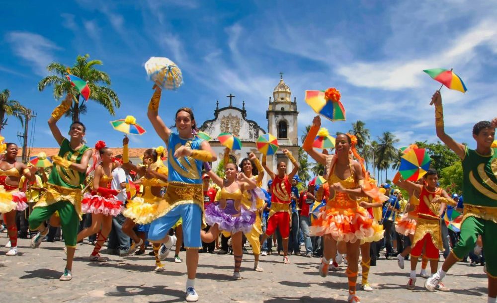 Mundo da Dança - HISTÓRIA DO FREVO Em meados do século XIX, em