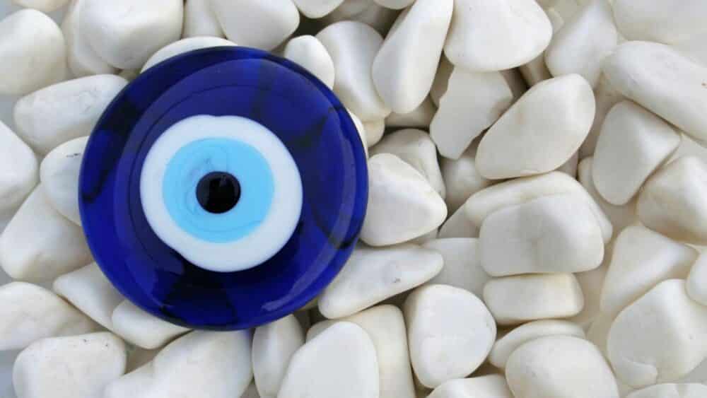 Olho grego: a origem do amuleto que afasta o mau olhado