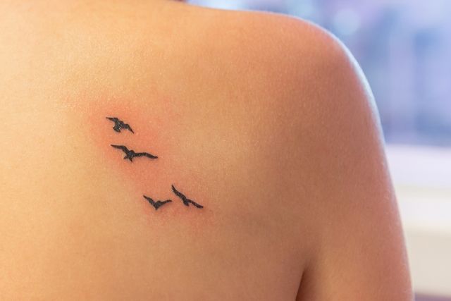 Tatuagem inflamada, o que é? Sintomas, tratamento e prevenção