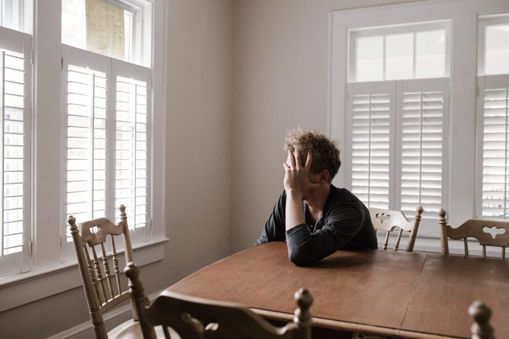 Autofobia, o que é? Origem, sintomas e tratamentos do medo da solidão
