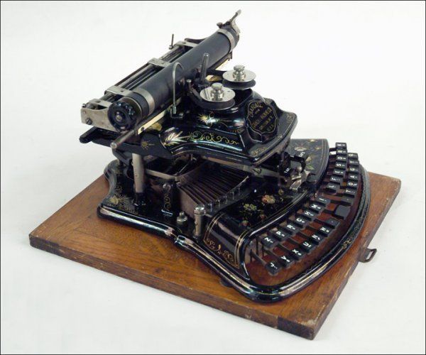 Máquina de escrever - história e modelos desse instrumento mecânico