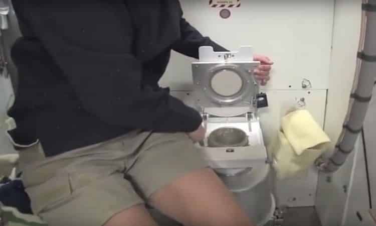 Banheiro no espaço - como os astronautas praticam a higiene pessoal