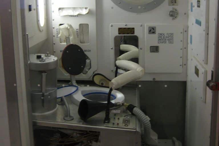 Banheiro no espaço - como os astronautas praticam a higiene pessoal