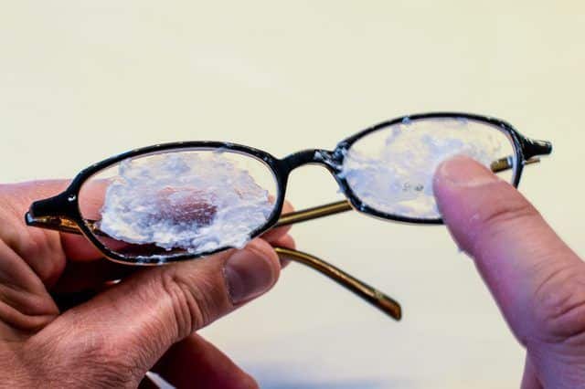 Como tirar arranhões de óculos - o que fazer para proteger as lentes