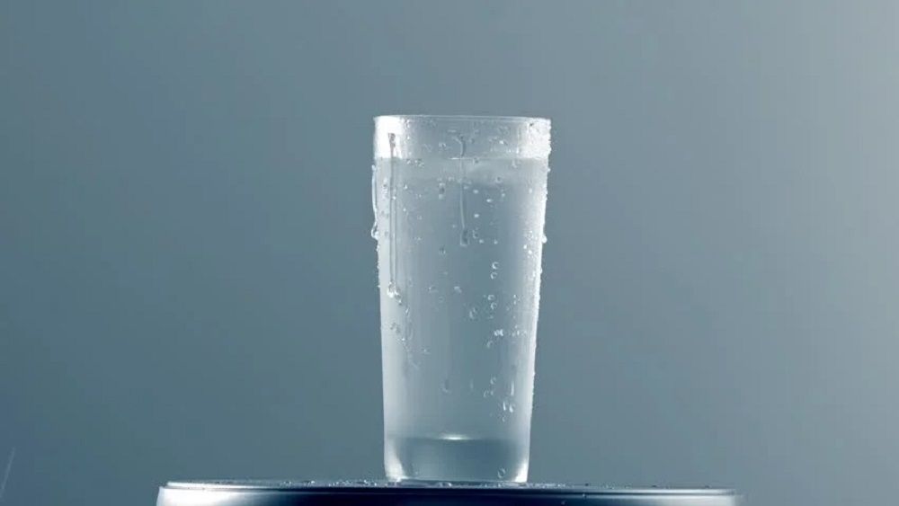 Por que um copo de água gelada transpira? Ciência explica o fenômeno