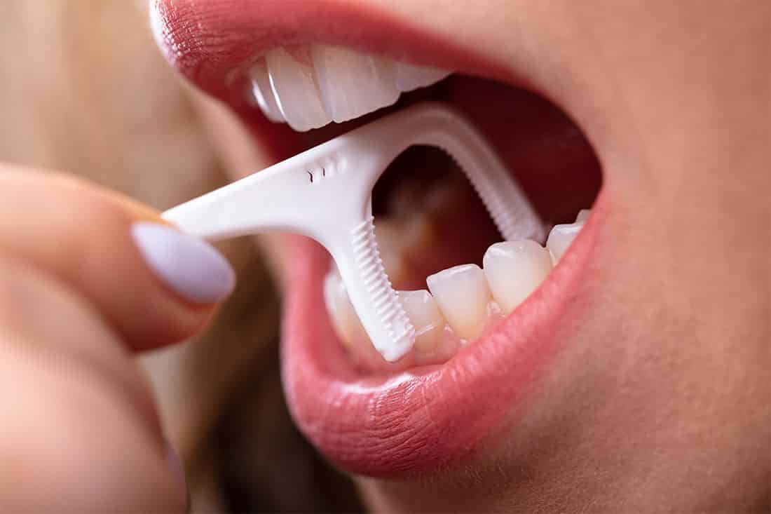 Curiosidades sobre o fio dental - verdades e mitos sobre o uso