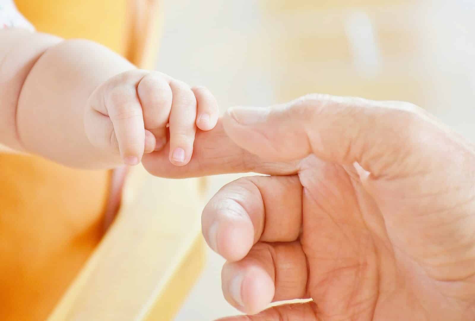 Fotografia de uma mão de bebê para ilustração do item