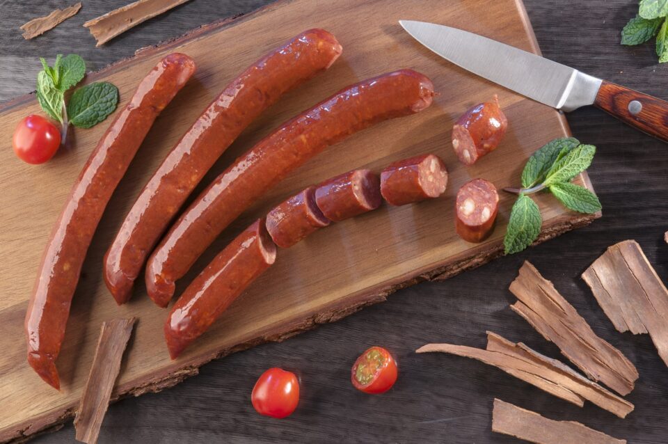 Como é feita a salsicha: ingredientes e etapas de produção