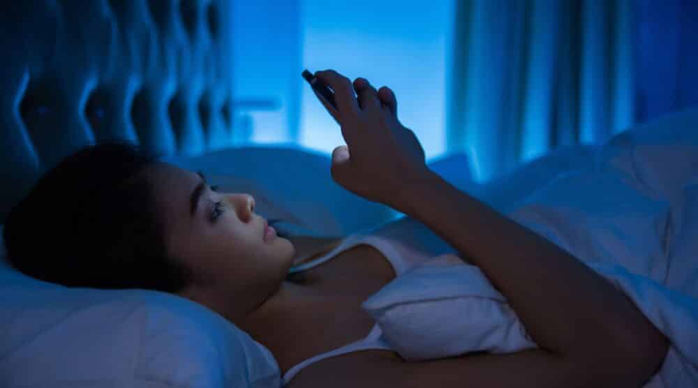 Luz do celular: o que é a luz azul e como ela pode afetar seus olhos?