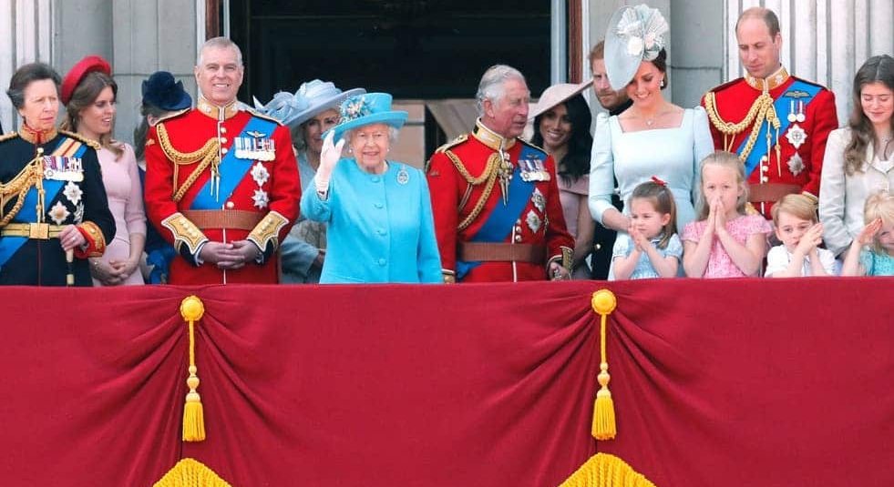 25 regras estranhas da família real que você não vai acreditar