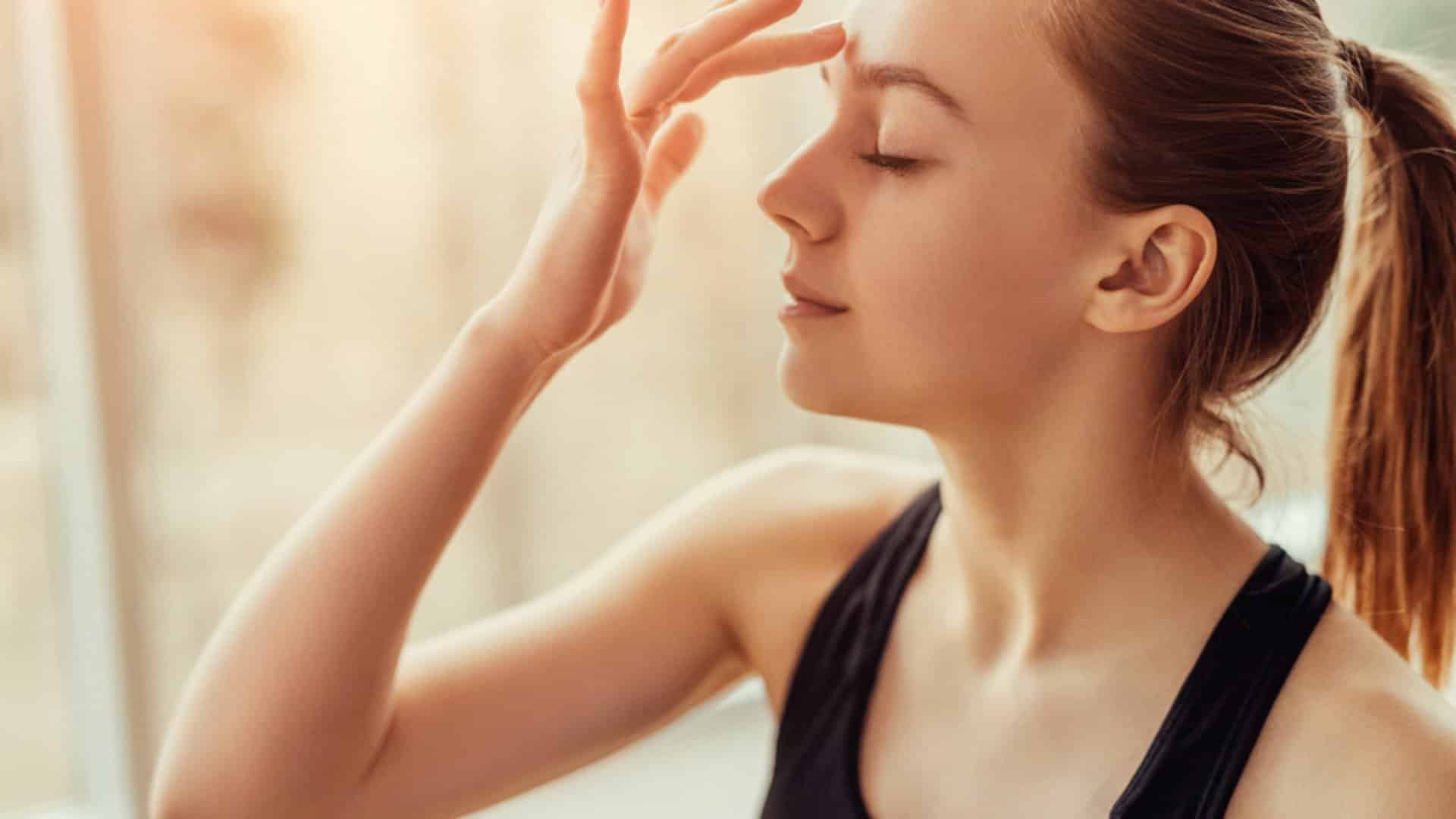 Olhos inchados de chorar: o que causa e como aliviar o inchaço
